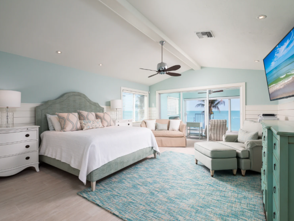 Luxury Beachfront Retreat on Bonita Beach - Unforgettable Family Getaway